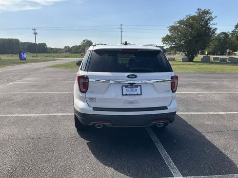 Used 2018 Ford Explorer XLT AWD/4WD image 8