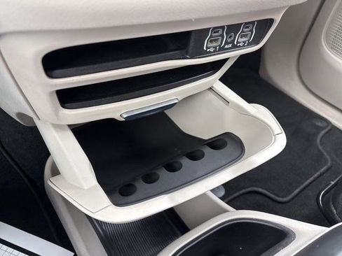 Used 2023 Chrysler Pacifica Touring-L image 26