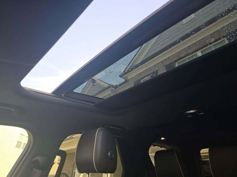 Used 2019 Land Rover Discovery HSE image 9