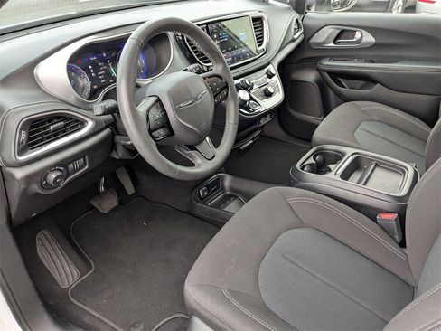 Used 2023 Chrysler Pacifica Touring image 20