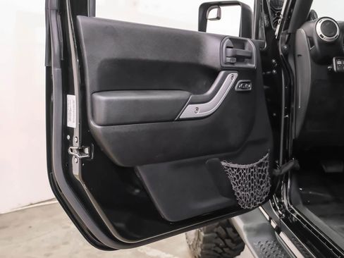 Used 2014 Jeep Wrangler Unlimited Sahara image 34