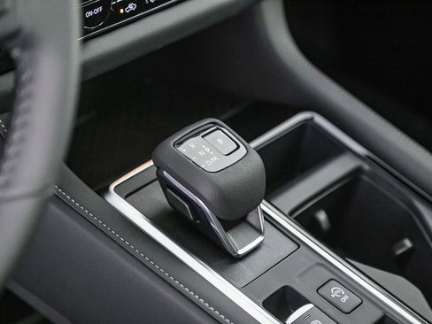 Certified 2025 Nissan Pathfinder SV image 21