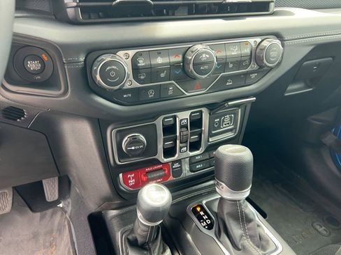 Used 2025 Jeep Gladiator Mojave w/ Convenience Group AWD/4WD image 28