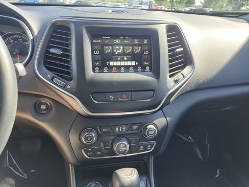 Used 2019 Jeep Cherokee Latitude Plus w/ Comfort/Convenience Group AWD/4WD image 31