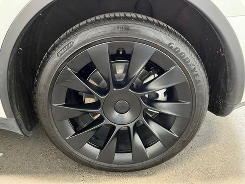 Used 2022 Tesla Model Y Long Range AWD/4WD image 28