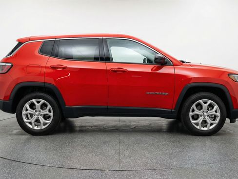Used 2025 Jeep Compass Latitude AWD/4WD image 11