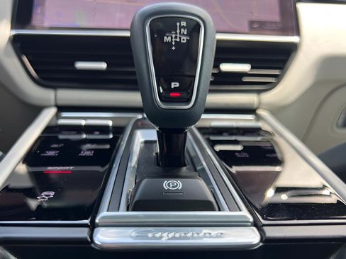 Used 2021 Porsche Cayenne AWD/4WD image 58
