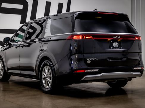 Used 2023 Kia Carnival LX FWD image 29