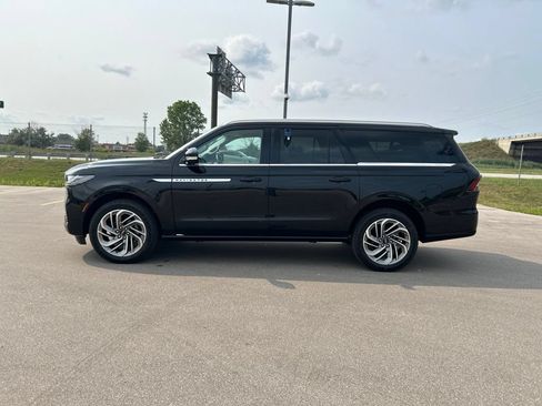 Used 2026 Lincoln Navigator L Reserve AWD/4WD image 9