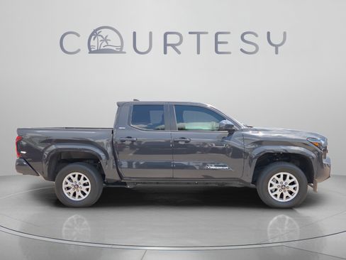 Certified 2025 Toyota Tacoma SR5 AWD/4WD image 6