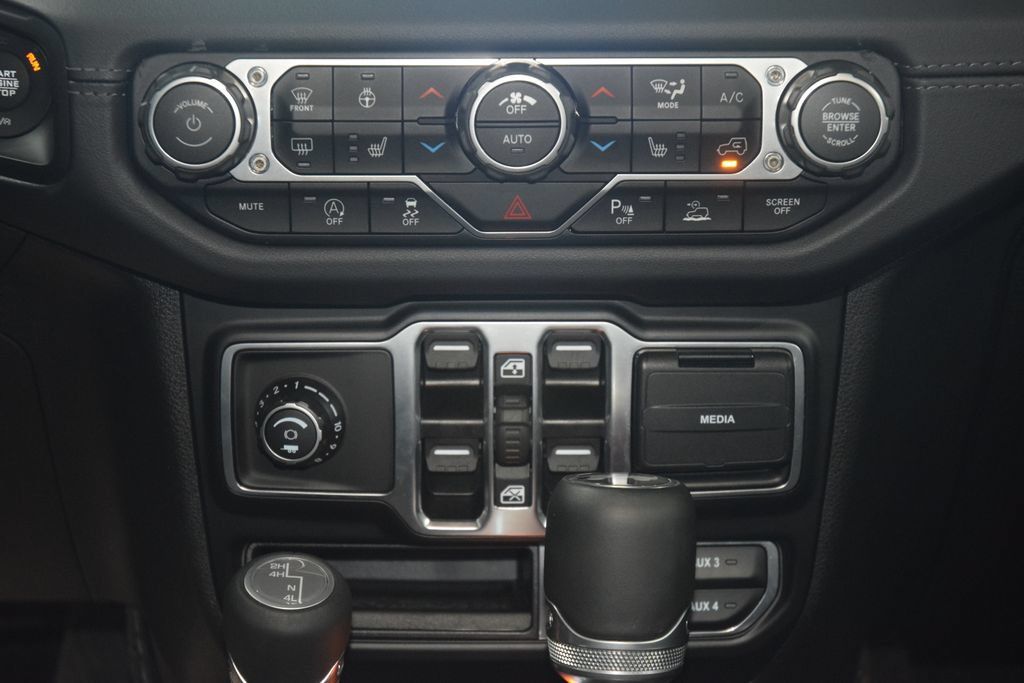 Used 2025 Jeep Wrangler Unlimited Sahara AWD/4WD image 31