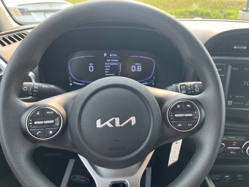 Used 2025 Kia Soul LX w/ LX Technology Package FWD image 14