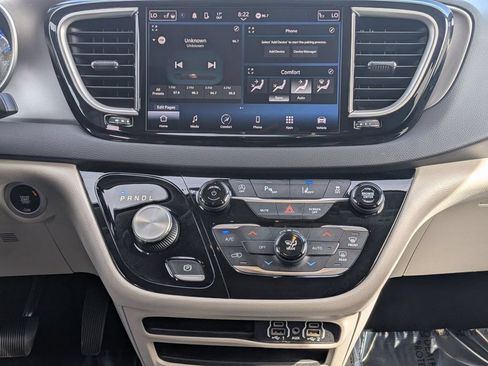 Used 2023 Chrysler Pacifica Touring-L FWD image 26