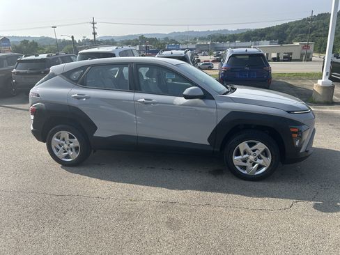Used 2024 Hyundai Kona SE AWD/4WD image 2