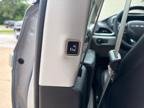 Used 2024 Chrysler Pacifica Touring-L FWD image 18