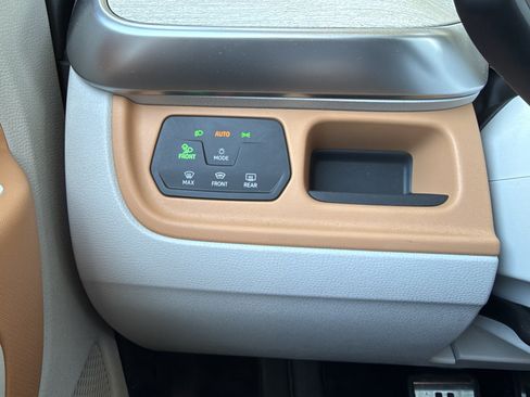 Used 2025 Volkswagen ID. Buzz Pro S Plus AWD/4WD image 28