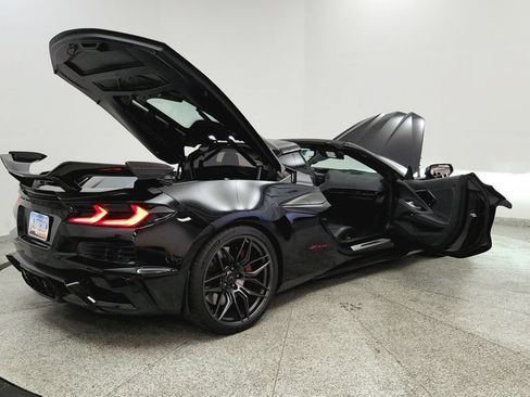 Used 2024 Chevrolet Corvette Z06 w/ Stealth Interior Trim Package RWD image 11