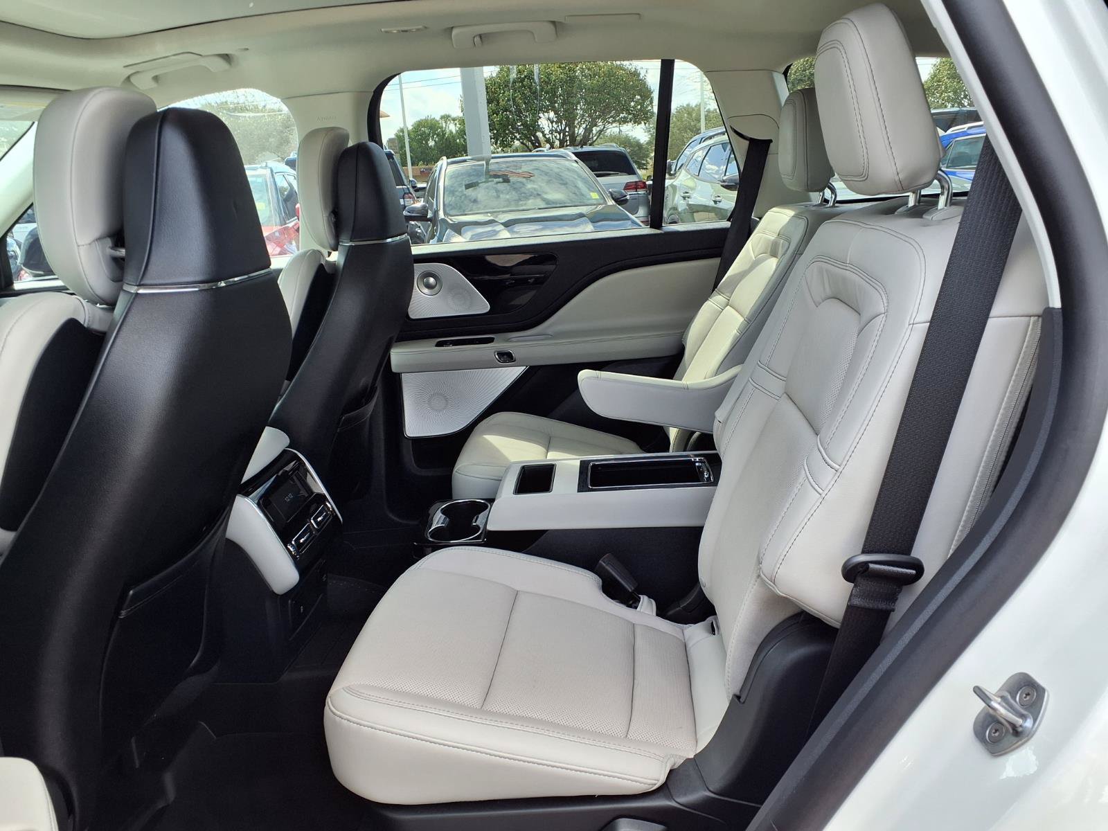 Used 2026 Lincoln Aviator Reserve w/ Luxury Package RWD image 18