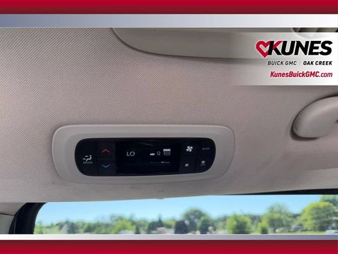 Used 2023 Chrysler Pacifica Touring-L FWD image 14