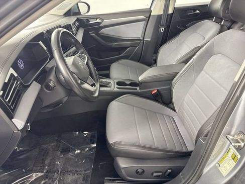 Used 2025 Volkswagen Jetta SE FWD image 4