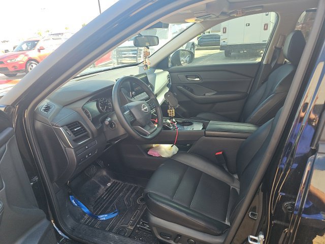 Used 2025 Nissan Rogue SV w/ SV Premium Package FWD image 2