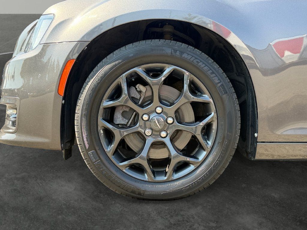 Used 2019 Chrysler 300 S w/ 300S Premium Group AWD/4WD image 5