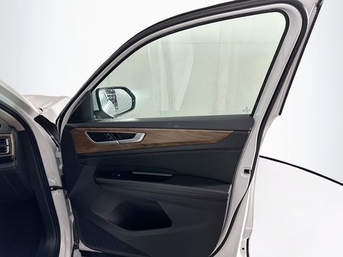 Used 2025 Volkswagen Atlas SE image 34