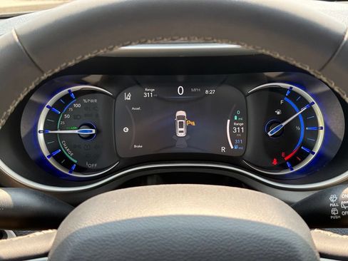 Used 2023 Chrysler Pacifica Touring-L FWD image 42
