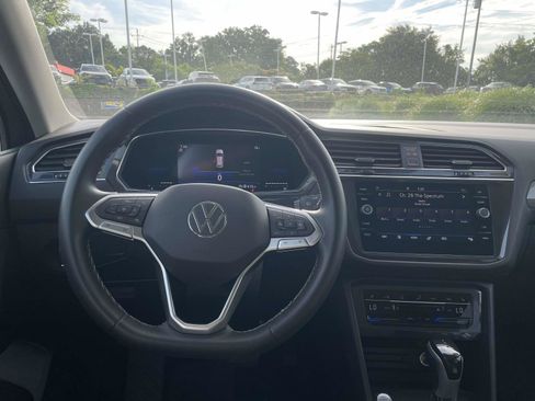 Certified 2023 Volkswagen Tiguan SE w/ Panoramic Sunroof Package FWD image 15