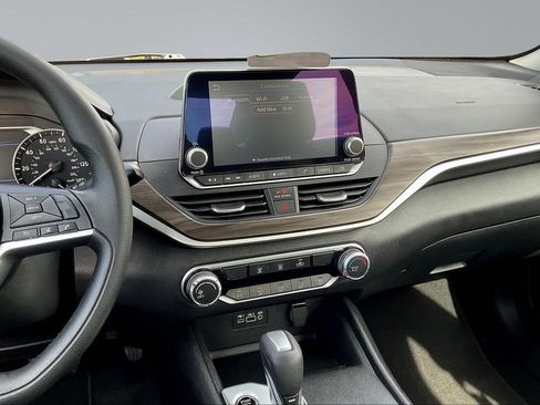 Used 2025 Nissan Altima 2.5 SV image 10