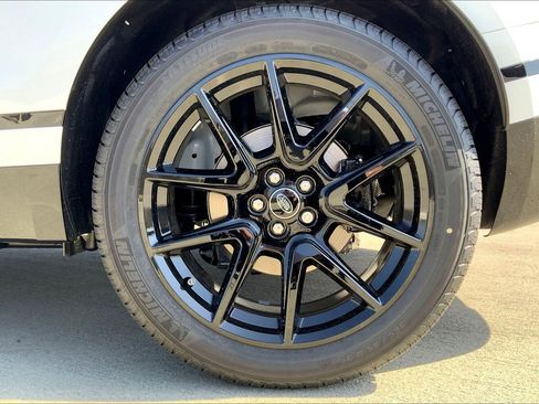 New 2026 Land Rover Range Rover Velar Dynamic SE image 17