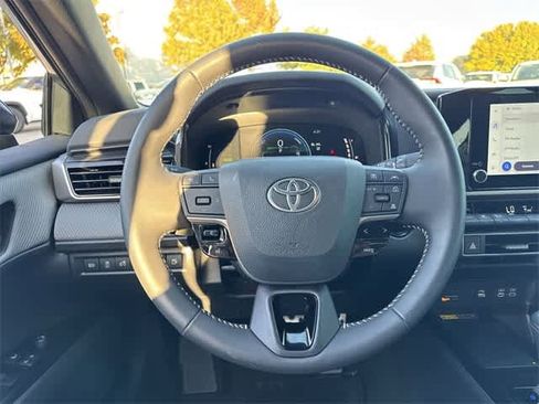 Used 2025 Toyota Camry SE image 18