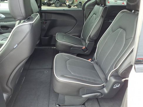 New 2026 Chrysler Pacifica Limited w/ S Appearance Package AWD/4WD image 5