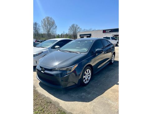 Used 2023 Toyota Corolla LE image 2