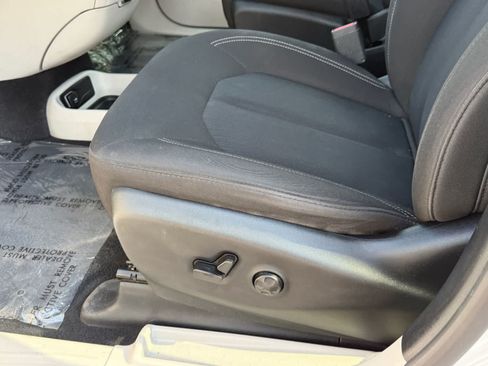 Used 2022 Chrysler Voyager LX FWD image 15