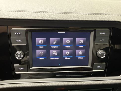 Used 2024 Volkswagen Jetta SE w/ Panoramic Sunroof Package image 19