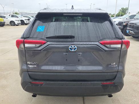 Used 2022 Toyota RAV4 LE AWD/4WD image 4