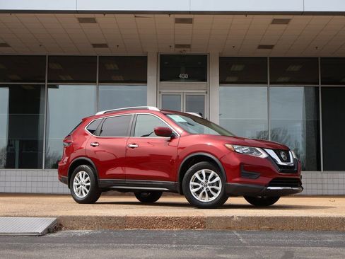 Used 2018 Nissan Rogue SV image 2