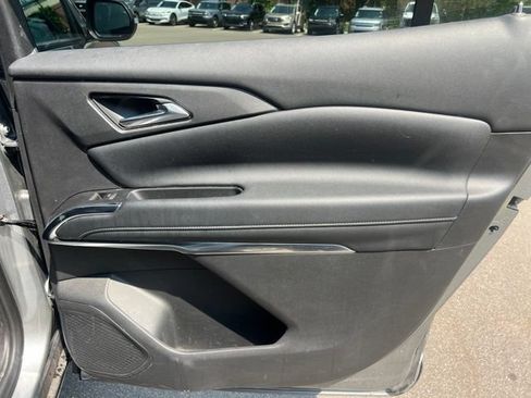 Used 2025 Chevrolet Traverse LT FWD image 12
