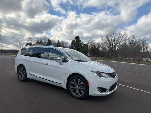 Used 2020 Chrysler Pacifica Limited w/ Tire & Wheel Group image 8