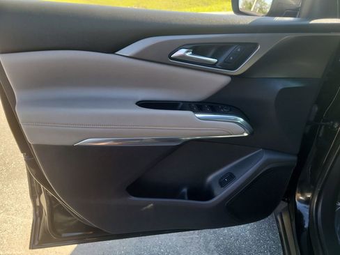 Used 2025 Chevrolet Traverse LT FWD image 18