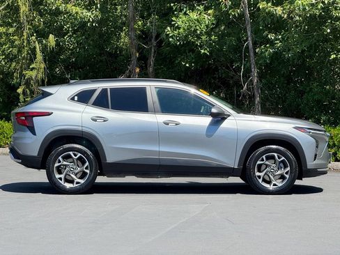 Used 2025 Chevrolet Trax LT FWD image 32