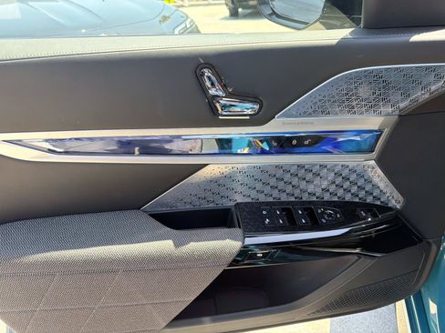 Used 2025 BMW i7 M70 AWD/4WD image 16