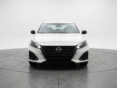 Used 2025 Nissan Altima 2.5 SV FWD image 2