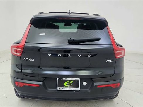 Used 2024 Volvo XC40 B5 Plus image 5