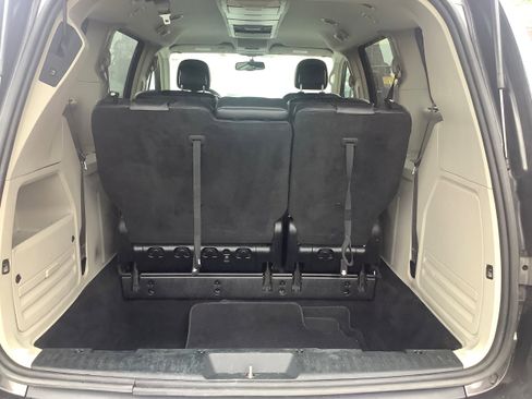 Used 2015 Chrysler Town & Country Touring image 14