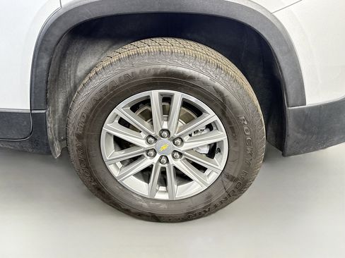 Used 2022 Chevrolet Traverse LT image 37