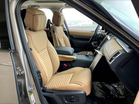 New 2025 Land Rover Discovery Metropolitan Edition image 12