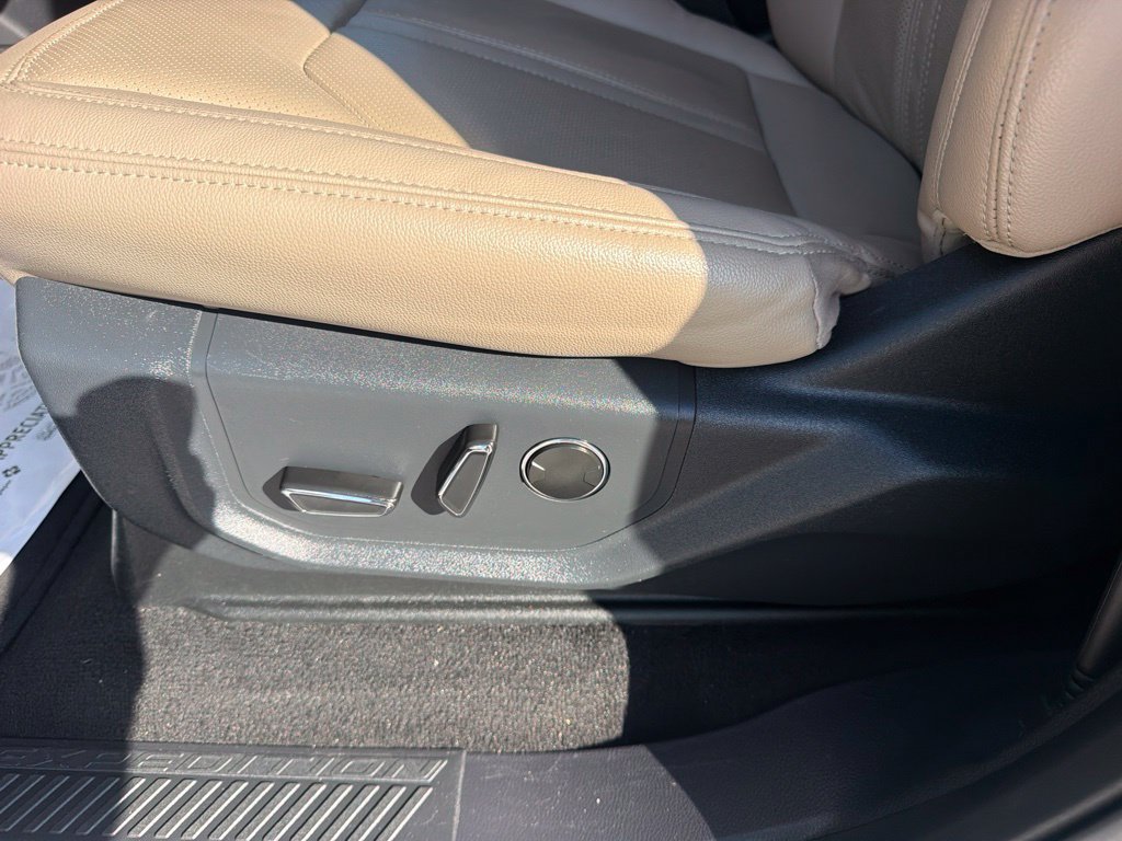 Used 2024 Ford Expedition Max Limited AWD/4WD image 31