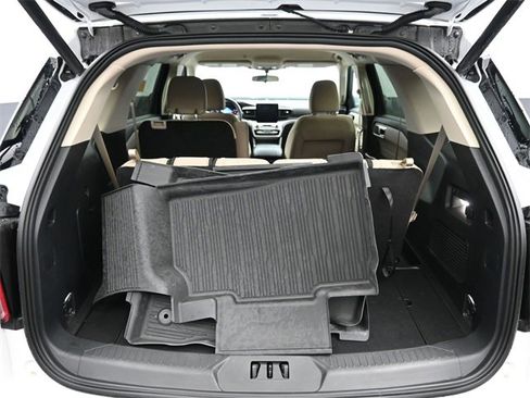 Used 2024 Ford Explorer XLT image 6